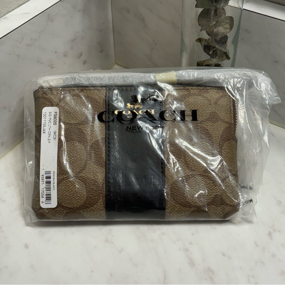 New Coach Signature Corner Zip Wristlet Khaki and Black Wallet F58035